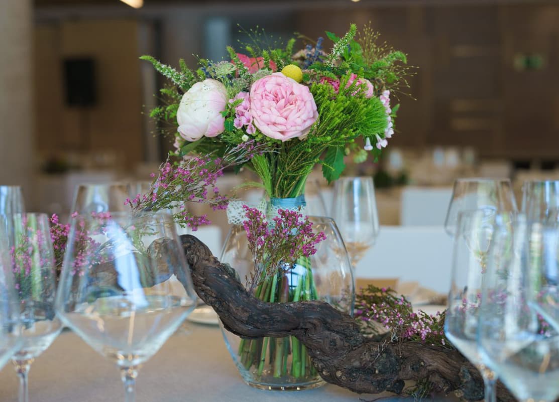decoración con flores para mesas de boda